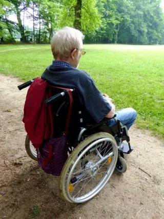 Ein Rollstuhl bedeutet für viele Senioren eine größere Bewegungsfreiheit, Erhalt der Selbständigkeit und ein Zugewinn an Lebensqualität.