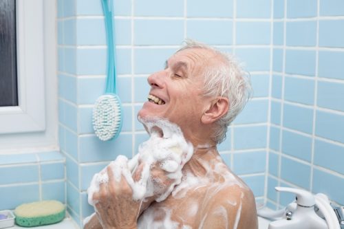 Endlich wieder sicher in der Badewanne mit Badewannensitz für Senioren