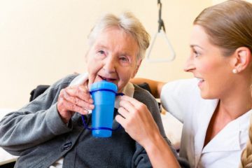 Trinkhilfen für Senioren – Alltagshilfen in der Pflege