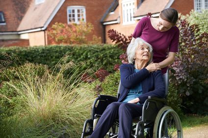 Rollstuhl für Senioren mit Begleitperson
