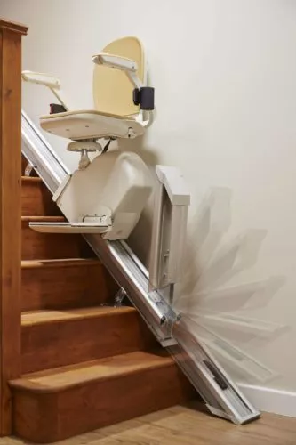 Ein Treppenlift für eine gerade Treppe