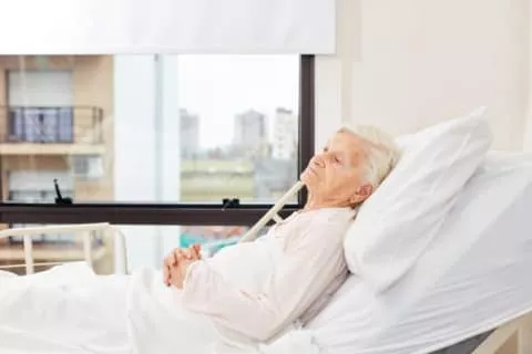 Krankenbetten für die Pflege von Senioren zu Hause