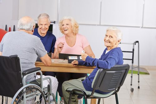 Senioren spielen Gesellschaftsspiele